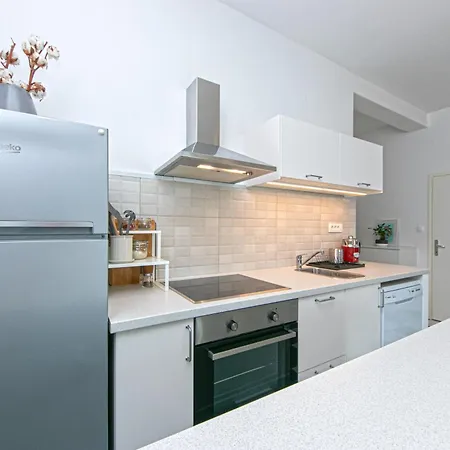Apartment By The Sea Pisak, Omis - 1008